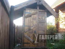 Деревянные двери и наличники на окна