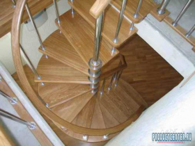 Комбинированная винтовая лестница из дуба.