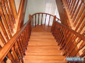 Комбинированная лестница на косоуре, опорных столбах и забеге вполоборота на больцах