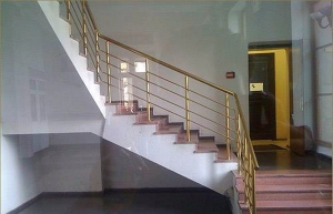 Перила из нержавейки и дерева