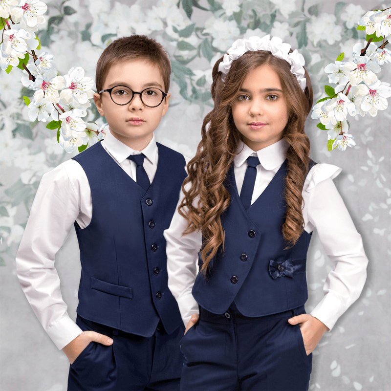 Жилет для девочки полуприлегающего силуэта, с центральной бортовой застежкой на 4 петли и пуговицы. Полочки с боковыми прорезными карманами в листочку. На спинке и полочке отрезные бочки. По швам притачивания бочков, горловине, борту проложены декоративные строчки шелковыми нитками. Жилет на подкладе.  Состав ткани: 45% шерсть, 55% пэф, Тип товара: Жилет, Коллекция: синий однотонный,