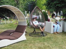 Шезлонг лежак из искусственного ротанга